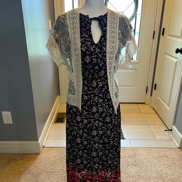 Beautiful lace short sleeve shrug - Picture 4 of 4